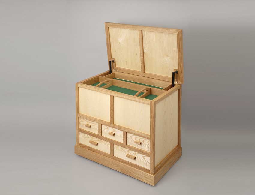 Toy chest with lid open